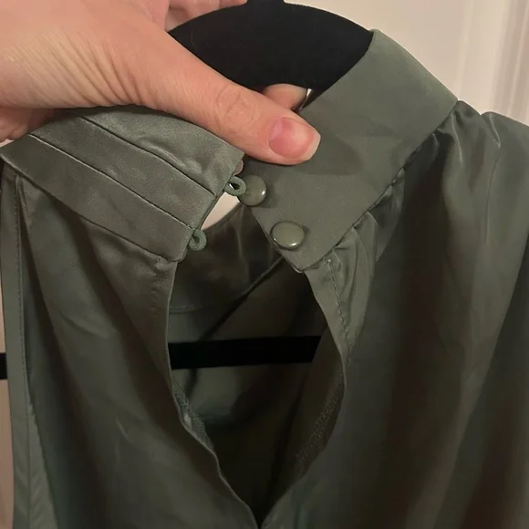 Elegant Green Sleeveless Dress - Picture 3 of 4